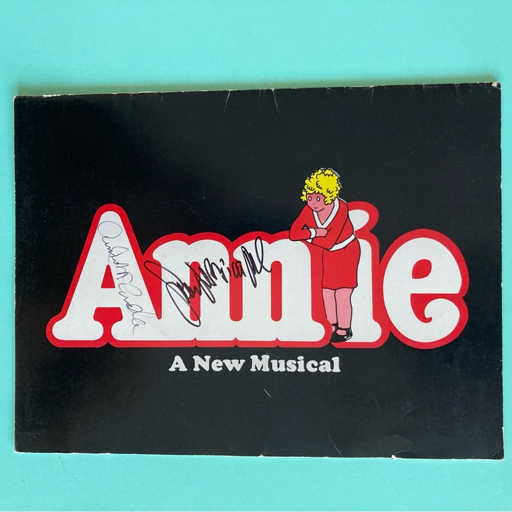 Andrea McArdle & Sarah Jessica Parker Signed Annie Large Souvenir Program 9”X12”